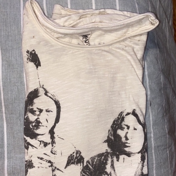 Magnolia Pearl Kindred Souls Vintage Graphic Off-White Tee - Picture 7 of 7